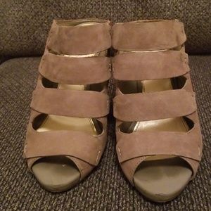 Platform sandals have been rarely worn.